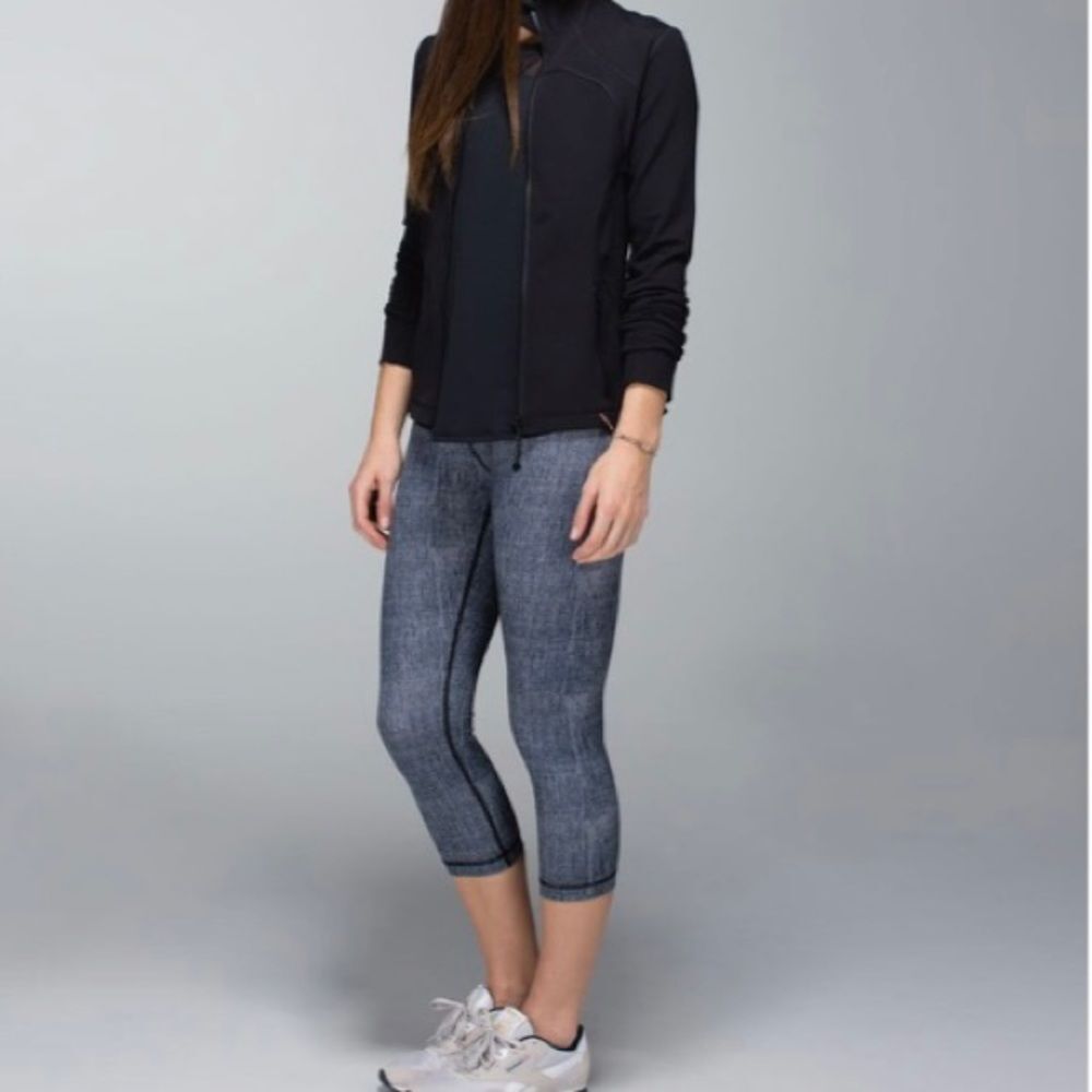 Like new Lululemon Wunder Under crop in Burlap black dune size 4